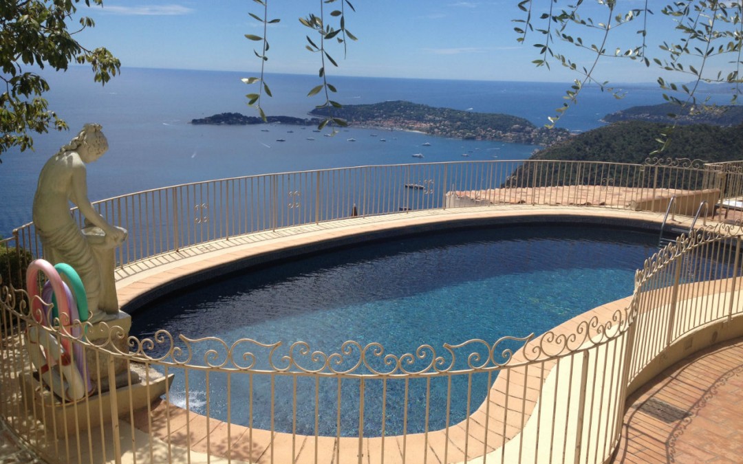 Allez nager à la piscine et à la mer. Chacune apporte ses bienfaits