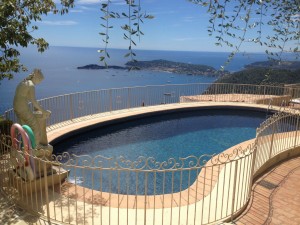 Allez nager à la piscine et à la mer. Chacune apporte ses bienfaits