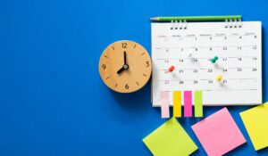 Un planning, une horloge et des post-it