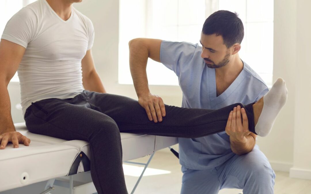 Homme exerçant la profession de kinésithérapeute dans son cabinet