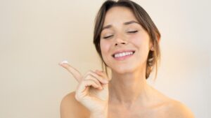 Femme qui se met de la crème