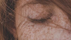 Photo d'une femme vu de près